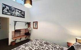 Modern 3 Bedroom Apartment, Beach, Surf & Shops